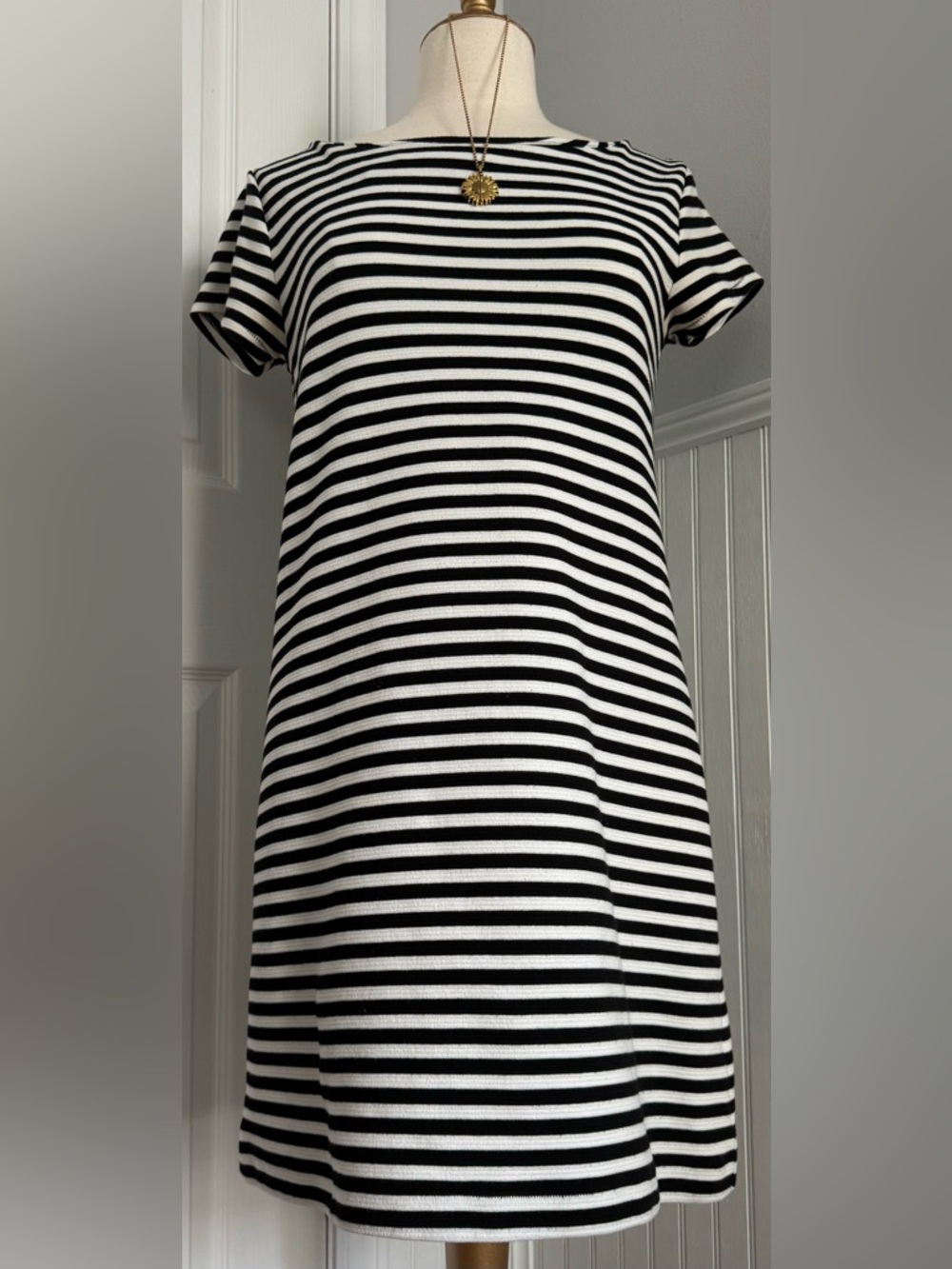 Gap back & white dress! - Picture 7 of 13